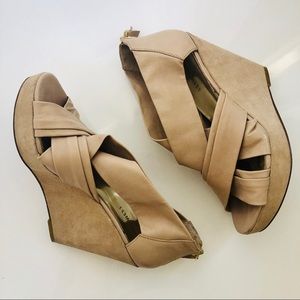 N I N E  W E S T  : :  Tan Platform Wedge  : :